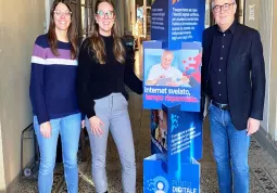 La assessora all'Innovazione Beatrice Aimar con il sindaco Marco Gallo e la operatirce del punto di facilitazione digitale